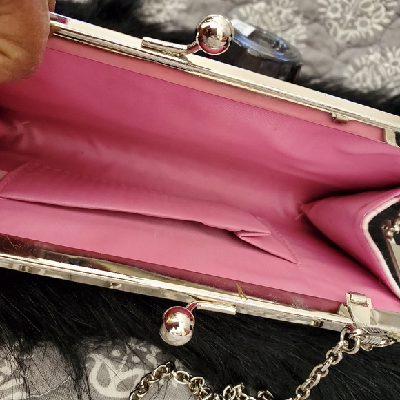 Clutch - Picture 3 of 3